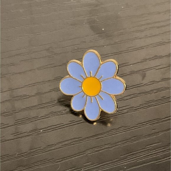 Blue & Yellow Daisy Flower Enamel Pin - Picture 1 of 3